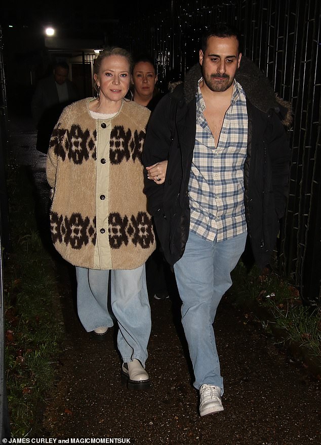 Kellie Bright (Linda Carter) povezala je oružje s prijateljem dok su zajedno napuštali zabavu