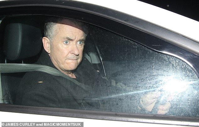 Shane Richie (Alfie Moon) izgledao je dobro raspoložen dok je krenuo kući sa zabave