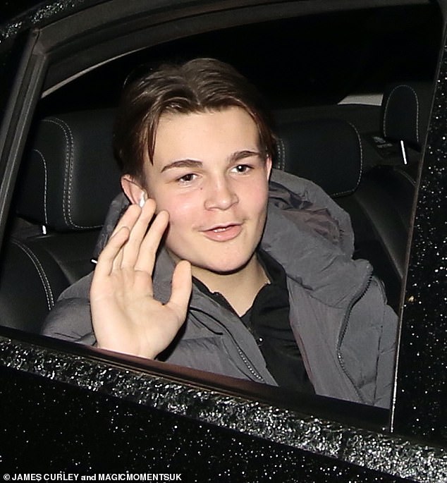 Sonny Kendall (Tommy Moon) izgledao je animirano dok je mahao gužvom dok je odlazio