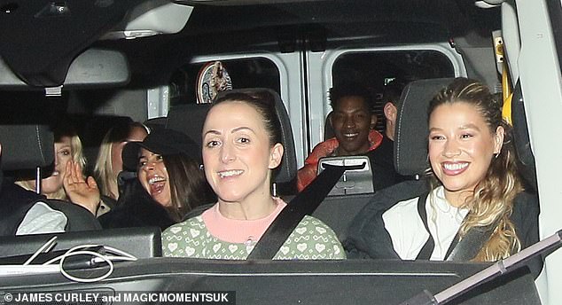 Također viđena napuštanje zabave bila je Natalie Cassidy (Sonia Fowler) koja je izgledala veliko duhovi dok je uhvatila Molly Rainford (Anna Knight)