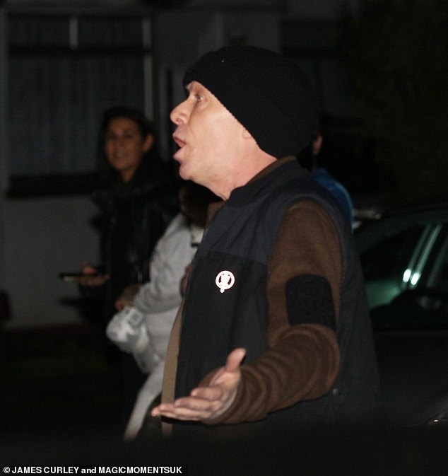 Dok je par pokušao napustiti parcelu, blokirala ih je grupa pretjeranih obožavatelja. Prema gledatelju, Adam je iskočio iz automobila i 'vikao na navijače "potez"'