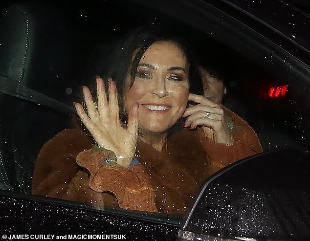 Jessie se čula kako viče na Adama da se vrati u automobil, ali izgledala je dobro raspoložena dok se odvezala, smiješeći se i mašući gomili