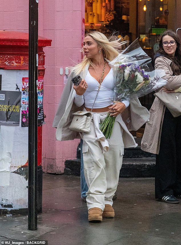 Ljepota, 33, izrezala je ležernu figuru dok je primijećena kako napušta Joe & sok s ogromnim buketom bijelog i ljubičastog cvijeća