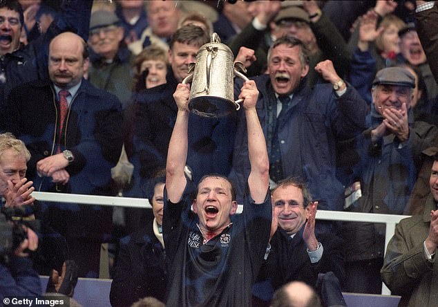 Nicol podiže Calcutta Cup, na zadovoljstvo Murrayfielda, nakon što je Englesku uskratio Grand Slam