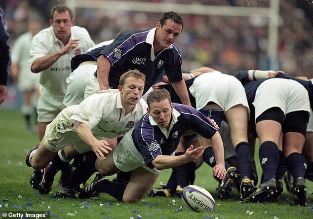 Nicol pušta loptu iz Scruma unatoč najboljim namjerama Engleske suparnika Matt Dawson