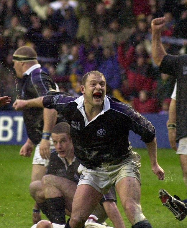 Duncan Hodge, koji je postigao svih 19 bodova Škotske, slavi svoj pokušaj