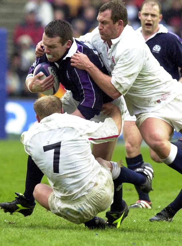 James McLaren probija se kroz englesku bočnu stranu Neil natrag dok Škotska ide na divljač