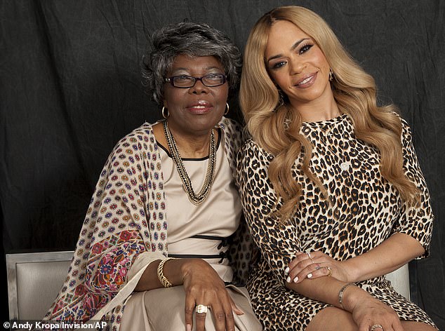 Wallace je prikazan s vjerom svog sina Evans koji promovira višedijelni A&E dokumentarni film Biggie: Život zloglasnog velikog