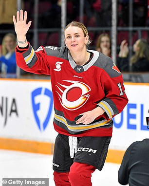 Tereza Vanisova #13 iz Ottawa naboja maše navijačima nakon što je najavljena kao prva zvijezda utakmice protiv Minnesota Frost u areni u TD Placeu 13. veljače