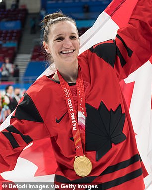 Jill Saulnier iz Kanade slavi na ceremoniji ženskog medalja za hokej na ledu tijekom zimske olimpijske igre u Pekingu 2022