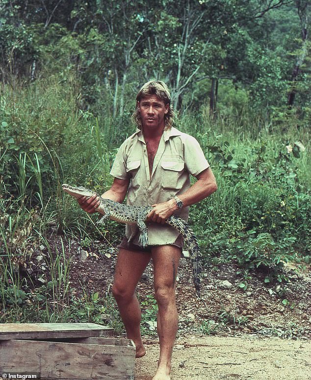 Fotografija je pokazala bosonog Stevea, koji je stajao na pješčanoj obali, nudeći stoički izraz dok je ležerno držao malog krokodila u rukama. Robert je napisao sliku jednostavno: 'Uvijek moja najveća inspiracija'