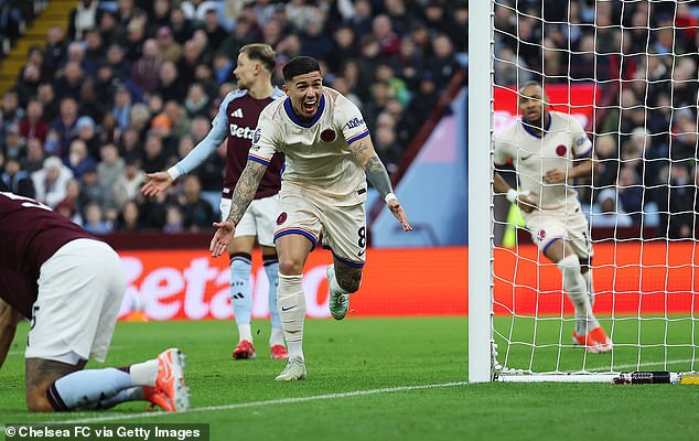 Chelsea br. 8 Enzo Fernandez (centar) postigao je početni gol prije nego što su domaćini uzvratili