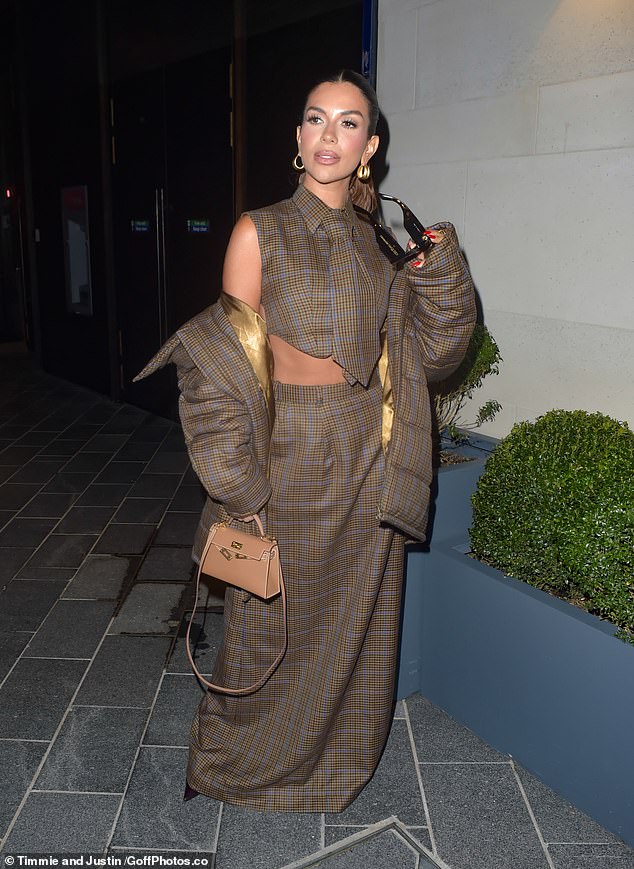 Ekin je njezin izgled polirao par pravokutnih sunčanih naočala, naušnica s obručama i malu bež strukturiranu torbu