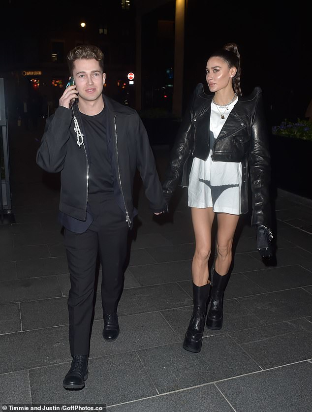 Strogo dolazi plesač, AJ, 30 i djevojka Zara, 30 godina, držali se dok su izlazili na izlasku