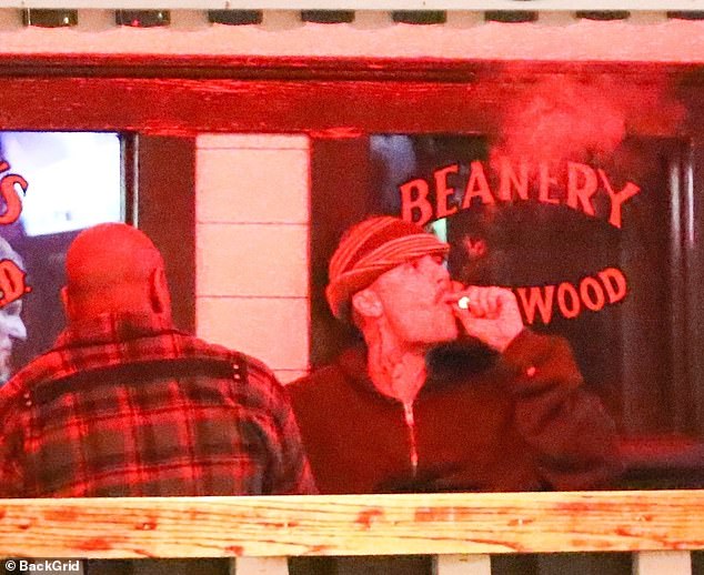 Tridesetogodišnja pop superzvijezda, za koju je viđen kako dolazi u Barneyevu granu, dok je izgledao raščupano ranije u petak navečer, slikala se s kontroverznim 51-godišnjim komičarom izvan istog establišmenta sati kasnije