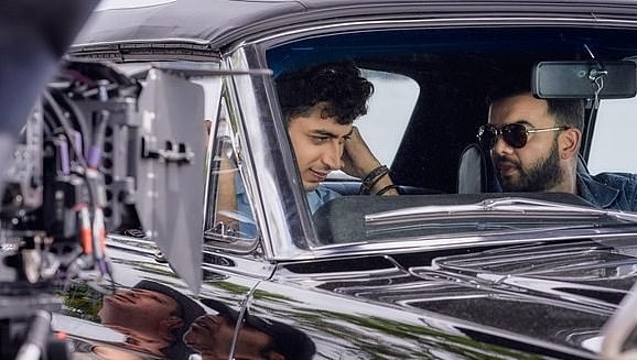 Guy je obožavateljima otkrio da se pridružio glumačkoj ulozi Hindi Vindi prošlog kolovoza. Na slici: Guy, (r) koji igra ulogu oca glavnog lika, snimajući scenu