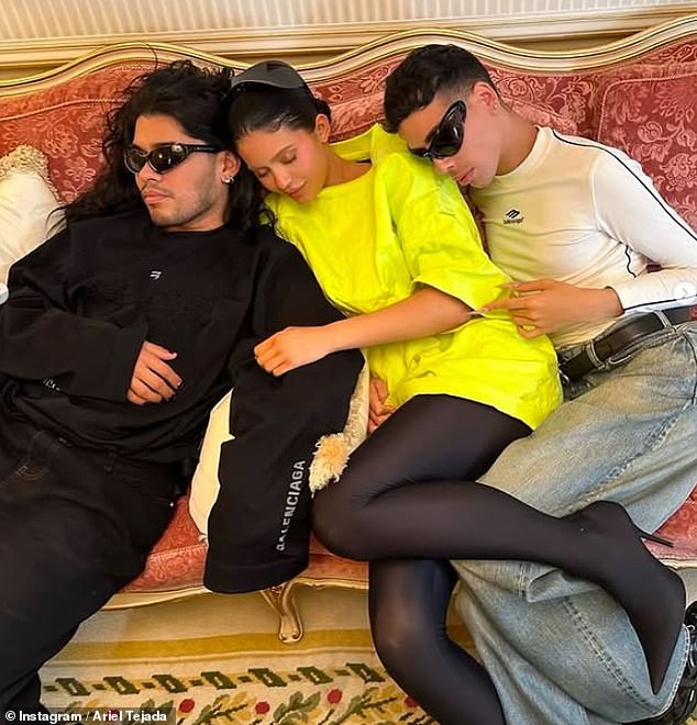 Nakon vijesti o njegovoj smrti, Kylieina šminka umjetnica Ariel Tejada (vidjela se daleko s Isusom i zvijezdom) objavila je dugotrajan počast na Instagramu