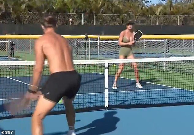 Emisija je odsjekla od igre do muškarca i žene u bikini vrhunskom igrajući pickleball