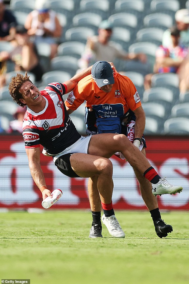 Star Sydney Roosters regrutuje Mark Nawaqanitawase preuzet je s terena u agoniji s ozljedom teleta tijekom ogromnog gubitka kluba od Newcastlea