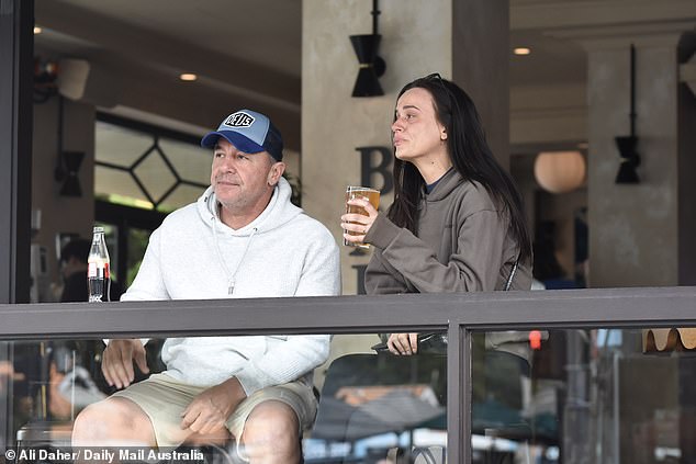 Obučena ležerno u tamnu kapuljaču i gamaše, Sierah se pojavila vidno emotivna, brišući suze dok je stezala čašu piva