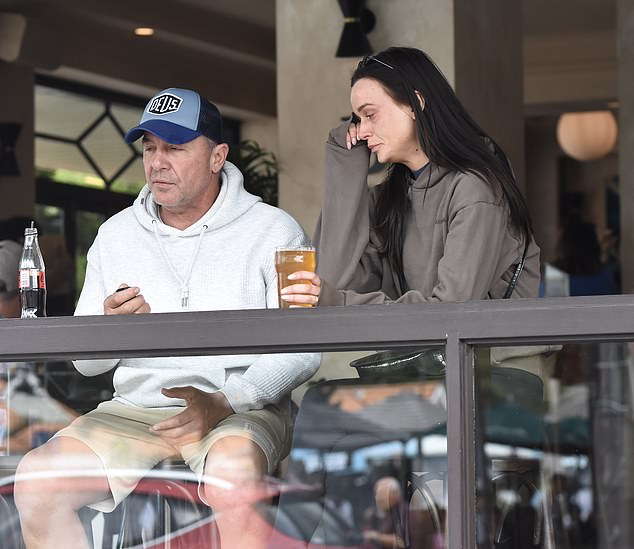 IT savjetnik, 31 godina, primijećen je u suzama dok je dijelio pića s Tonyjem (53) u hotelu Coogee Bay u Sydneyu, samo nekoliko dana nakon što je iz eksperimenta napravio šokantan izlaz tijekom ceremonije obveza u nedjelju navečer