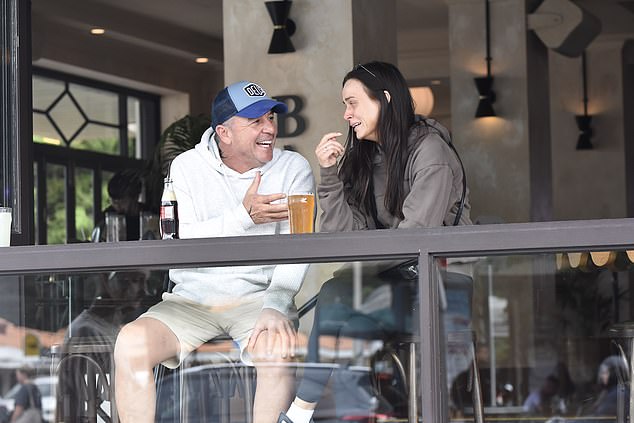 U iznenađujućem potezu, Tony se vozio iz Wollongonga - gdje provodi vikende od snimanja - kako bi pokupio Sierah, koja je ostala namotana nakon što se skandal odvijao