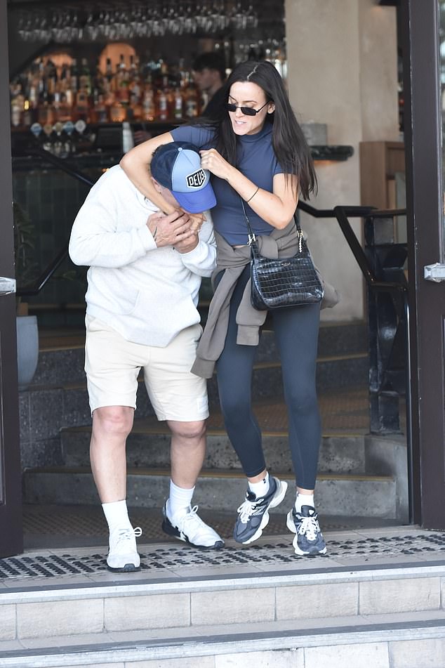 Napuštajući mjesto, Sierah se pojavila u puno boljem raspoloženju, ismijavajući svoj potez za zaključavanje glave potpisa