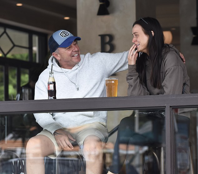 A čini se da je kolega mladoženja Tony Mojanovski (lijevo) ušao u podršku u ovom emocionalnom vremenu