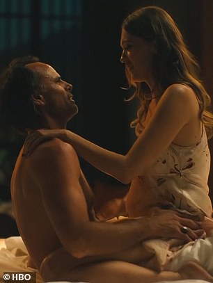 Aimee Lou Wood's Chelsea otišao je goli u pare scene sa svojim ekranom stariji dečko kojeg glumi Walton Goggins