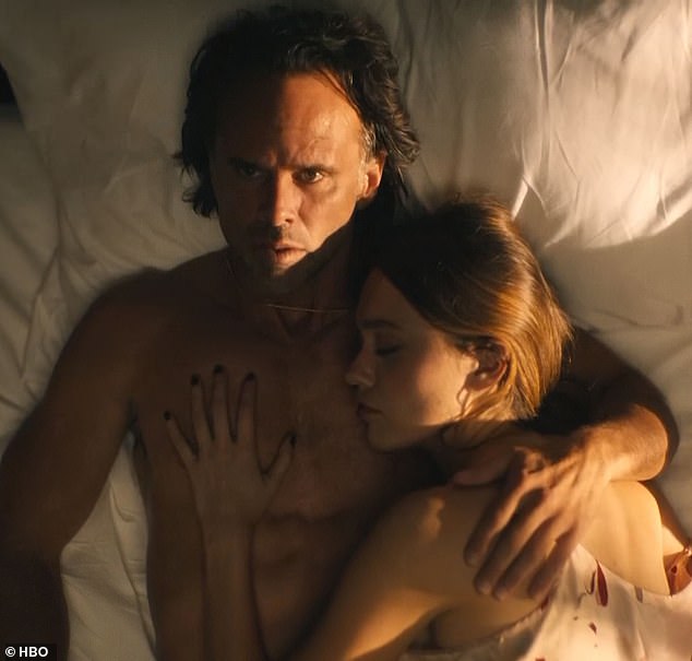 Par se vidi kako se grli u krevetu prije nego što vodi ljubav