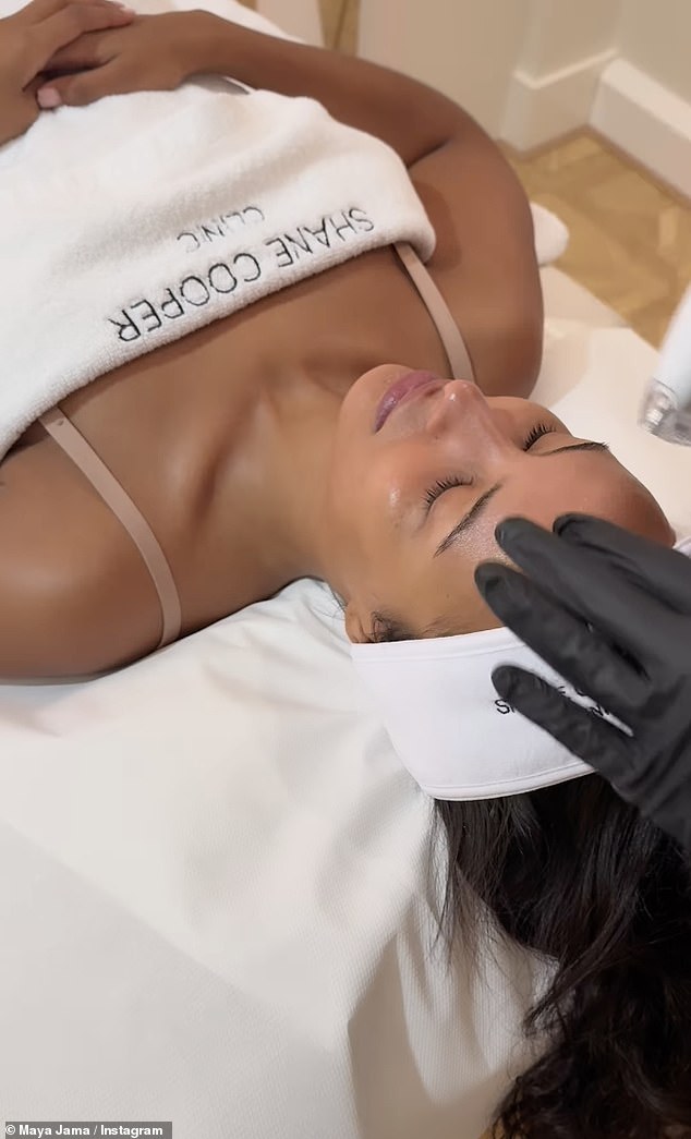 U ponedjeljak je radio DJ otkrio tajnu njezine besprijekorne kože dok je uživala u maževnom danu nakon što se vratila kući iz Južne Afrike