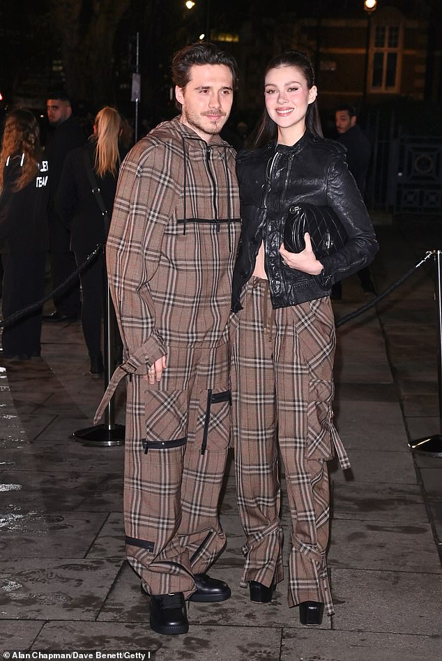 Ranije su par bili uzor stila dok su pozirali u svojim odgovarajućim sastancima na izložbi Burberry Catwalk koji je održan u Tate Britaniji