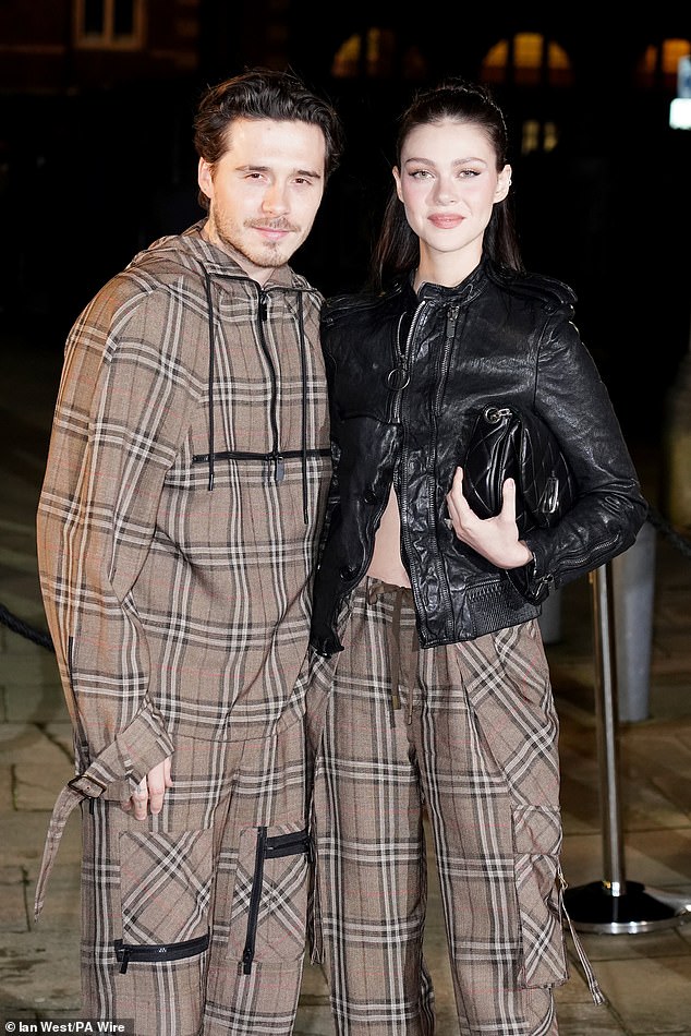 Najstariji sin Davida i Victoria, 25 godina, stavio je voljeni zaslon sa svojom suprugom nasljednice, u koordinirajući izgled u Burberryjevom uzorku za provjeru potpisa