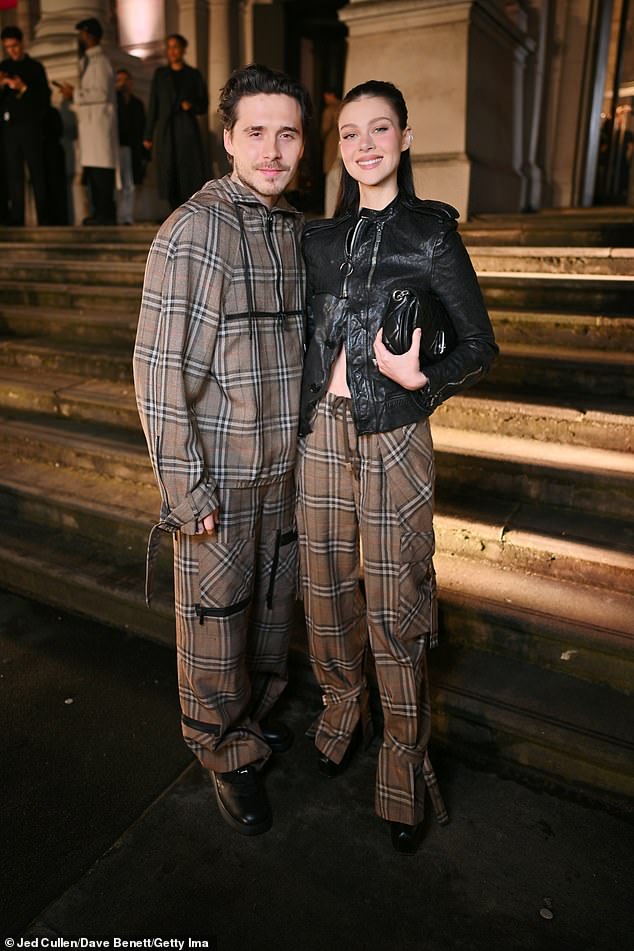 Glumica je jaknu napustila djelomično nesputanu da bljesne pogled na svoj tonirani midriff ispod i upalila je s prekrivanom torbicom i visokim petama platforme