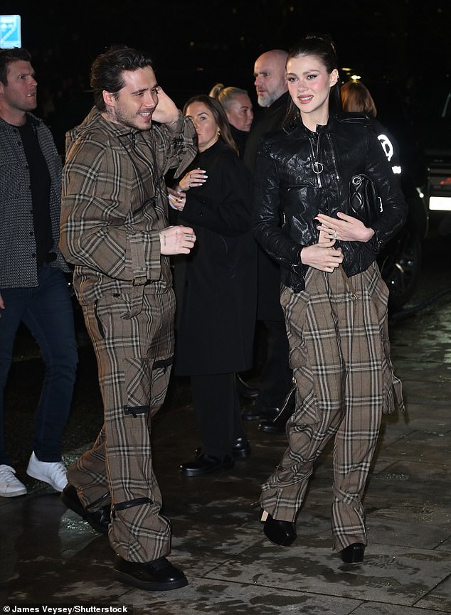 Dok se Nicola odlučila za seksi verziju, oblikovanje par sličnih vrećastih hlača s crnom kožnom jaknom s ošišanom crnom kožom