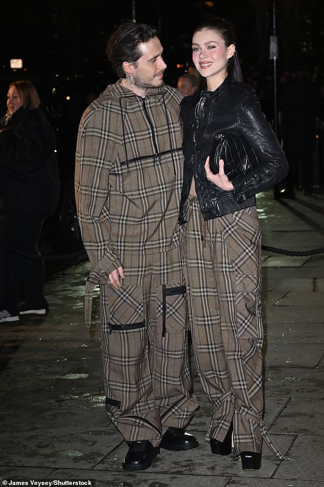 Brooklyn je presjekao trendi figuru u preveliku jaknu s patentnim zatvaračem i odgovarajućim hlačama u stilu tereta, udružen s jednostavnim crnim čizmama