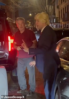 Slijedeći Baldwin u svom automobilu, rekao je: 'Dat ću vam totalno oprostiti u ubojstvu te žene ako poljubite prsten, poljubite prsten, poljubite prsten Alec'