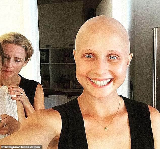 Desetljeće od njezine dijagnoze, Tessa (33) se u utorak podijelila na Instagram kako bi podijelila niz slika u kojima je detaljno opisano njezino putovanje od raka.