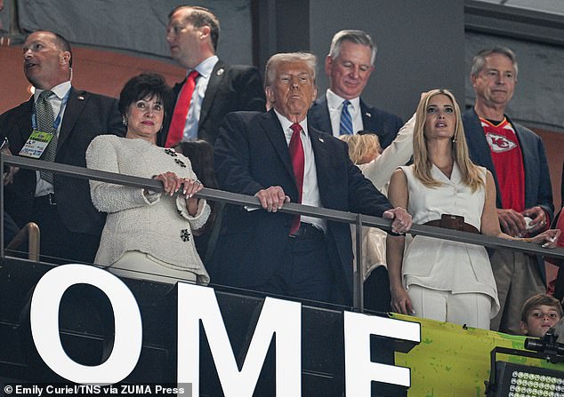 Predsjednik Donald Trump, centar, vlasnik New Orleans Saintsa Gayle Benson, lijevo, i Ivanka Trump, desno, gledaju ceremonije otvaranja tijekom Super Bowl Lixa