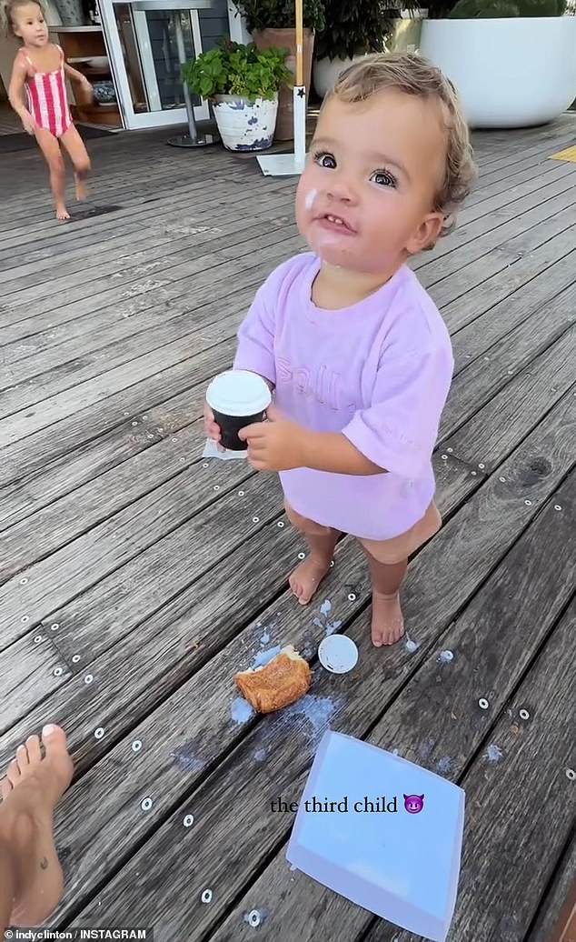 Njezini su sljedbenici odveli u Reddit kako bi pozvali Indy kako bi dopustili svojoj djeci da 'unište' kafić