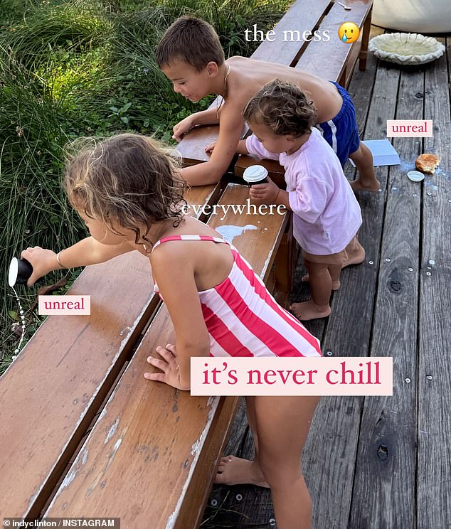 Influencer sa sjedištem u Sydneyu podijelila je postove na svojoj priči o Instagramu koji pokazuju svoju djecu mornaricu, četvero, bambi, dva i duša, deset mjeseci, prolivena pića i hranu na pod