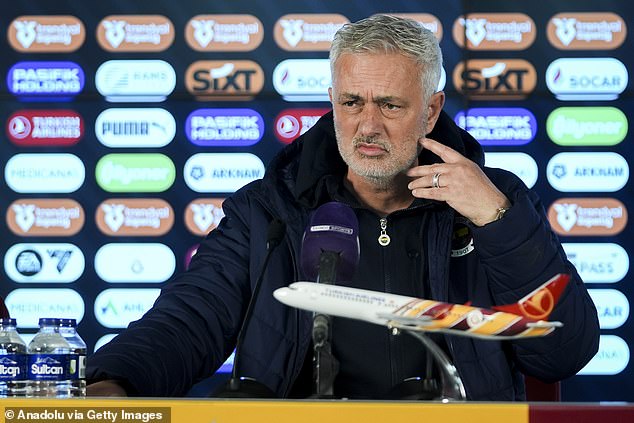 Jose Mourinho tvrdio je da je Galatasaray pokušao rano dobiti jedan od svojih tim