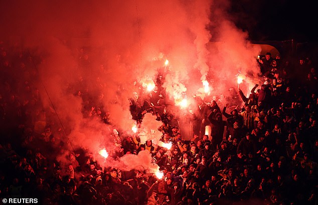 Utakmica, koja je završila 0-0, prekinuta je nakon što je splav bacanja bačen na tribine