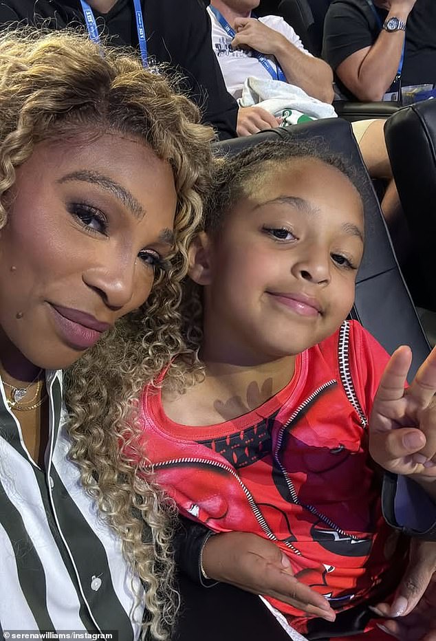 Kasnije je Serena objavila fotografiju sebe koja je sjedila s Olimpijom, za koju se vidi kako bljesne znak mira za kameru, i video o tome kako potpisuju Jay-Z-ovo Empire State of Mind zajedno