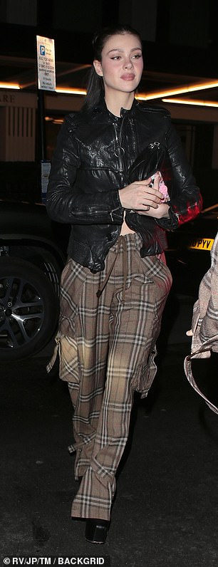 Kuhar koji se nadao, 25 godina i njegova glumica, 30 -godišnja supruga, nanijeli su klasične hlače za tisak marke dok su se kretali vani nakon basha tijekom Londonskog tjedna mode