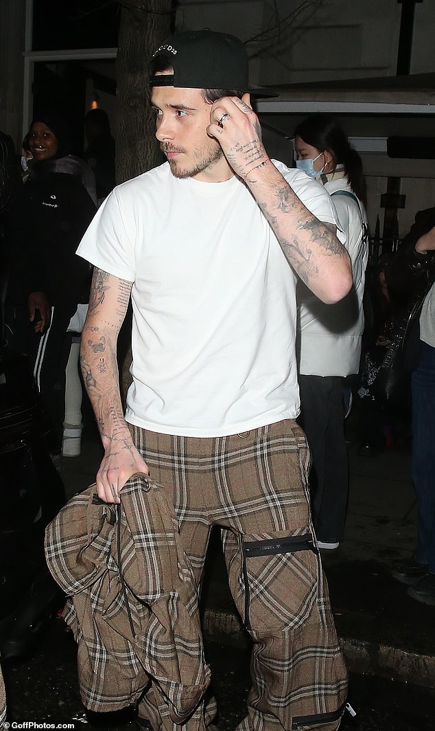 Brooklyn je uklonila ček i po uzoru na hrskavu bijelu majicu dok je prolazio do svog vozila, dodajući unatrag crnu kapu za bejzbol svom elegantnom izgledu