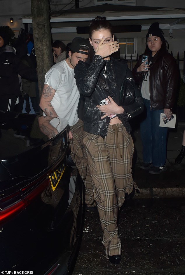 Iako je bila u javnosti, Nicola se pojavila sramežljiva kamera dok je napuštala bash, u jednom trenutku pokušavajući prikriti lice rukama