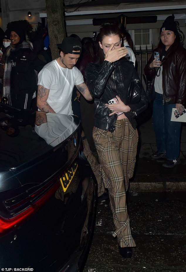 U međuvremenu, Nicola je zadržala svoju elegantnu crnu kožnu jaknu i stisnula joj klon mobilnog telefona dok je bila u pratnji svog supruga vani