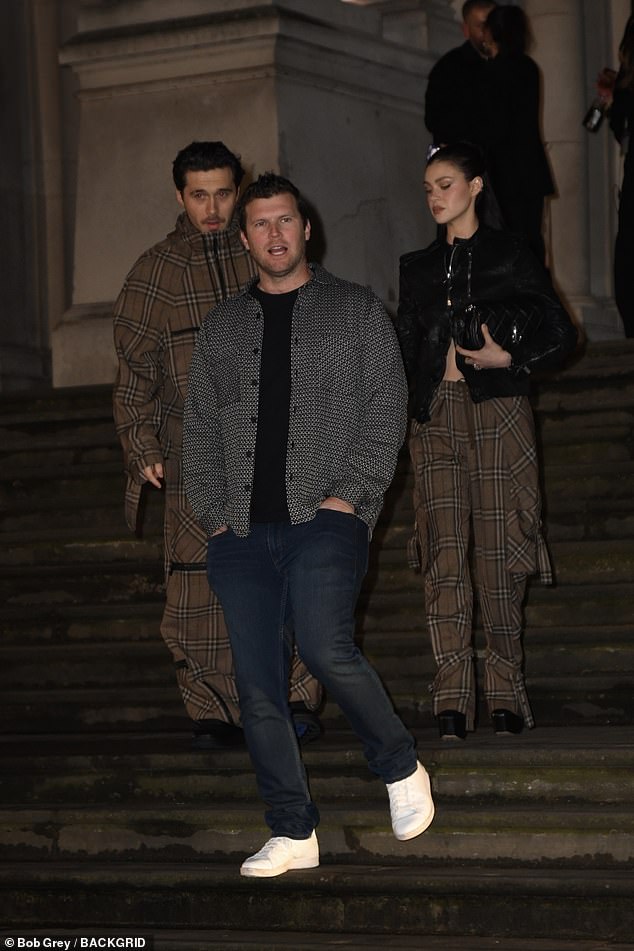 Par je viđen kako se spuštaju niz stepenice nakon što su ušli u najnoviju kolekciju britanske marke