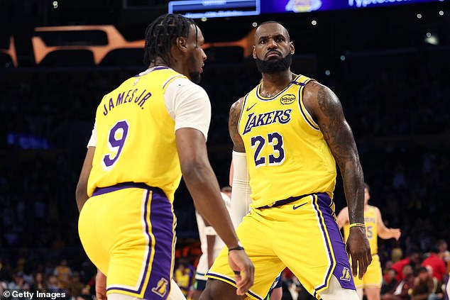 Tužba je podnesena protiv oca i sina Lakers Duo istog dana kada su napravili povijest kao i prvi koji je zajedno igrao na terenu u listopadu 2024. (na slici)